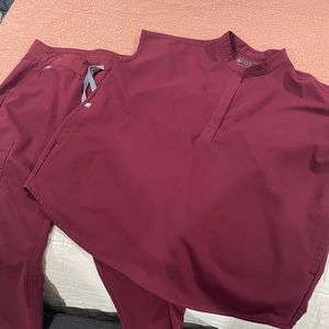 Figs. Medium top and medium petite joggers